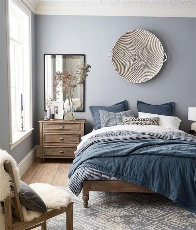 Ako vyzdobiť izbu, sivá stena, modrá, biela a čierna posteľná bielizeň, vintage komoda, sivý a biely koberec, retro stolička, orientálna dekorácia na stenu