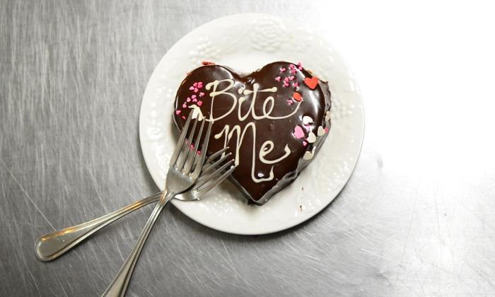 recept na koláč z roztopenej čokoládovej srdiečka, jednoduchý dezertný nápad na prípravu na párty s čokoládovou láskou