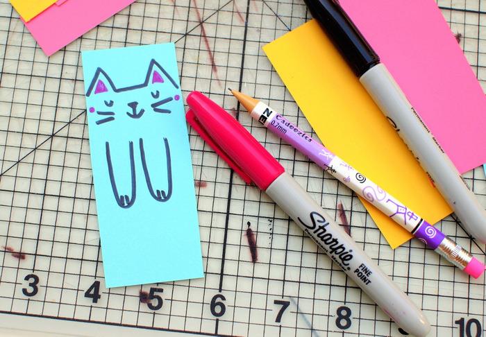 nápad, ako nakresliť vzor mačky na farebnú záložku, základná ručná činnosť v materskej škole, ľahké DIY