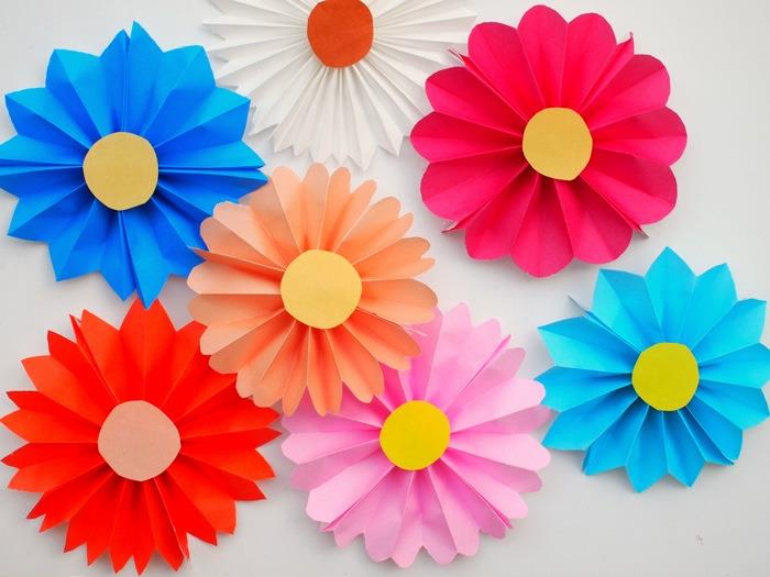 konečný výsledok viacfarebných papierových kvetov, nápad na primárnu ručnú činnosť v materskej škole, ľahké remeslá