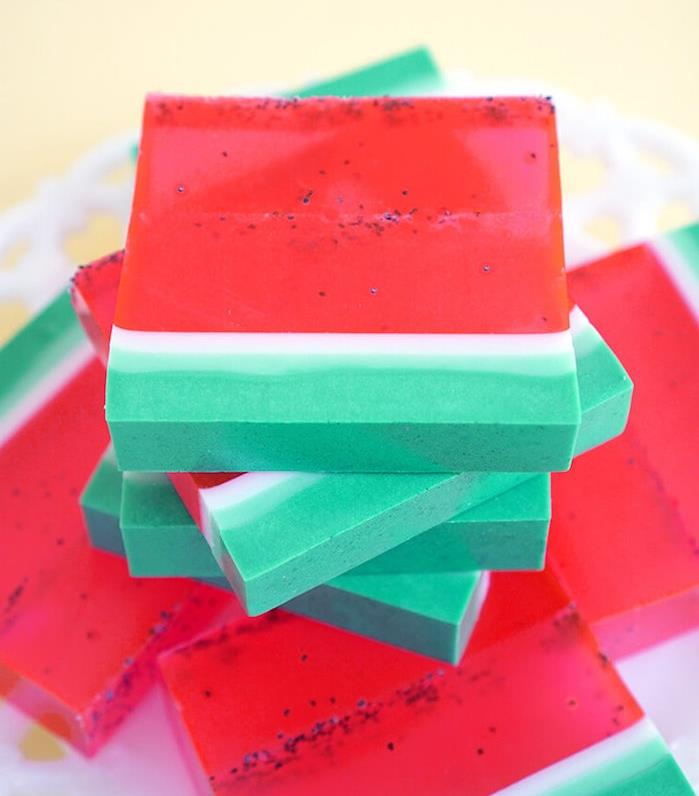 výroba mydla v tvare melónu so zelenou, bielou a červenou vrstvou a semenami