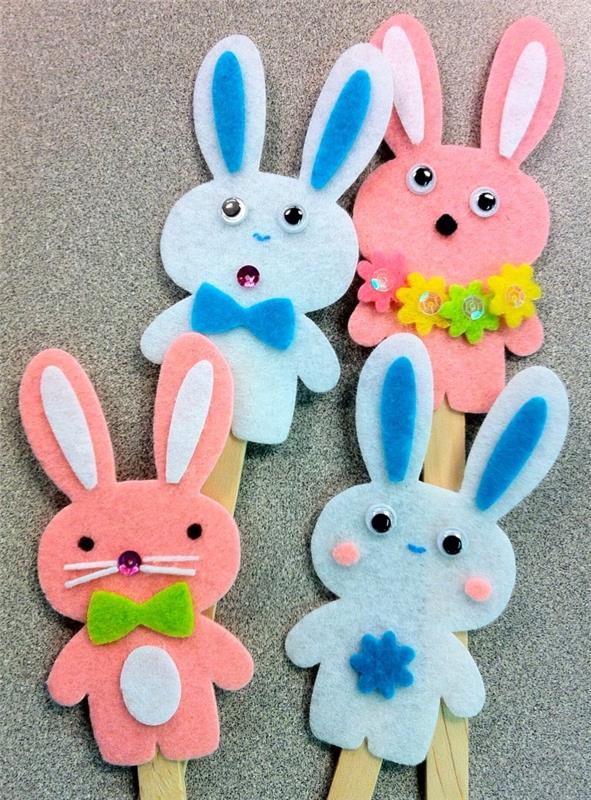 DIY detský nápad na Veľkú noc, viacfarebný plstený zajačik, krútiace sa oči, zmrzlinové tyčinky