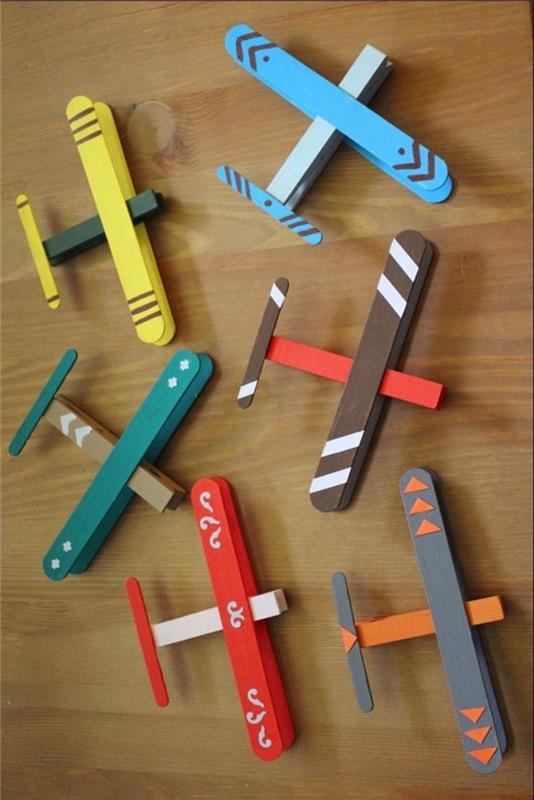 lietadlová hračka vyrobená zo špáradiel a zmrzlinových tyčiniek, základná manuálna činnosť v škôlke pre chlapca