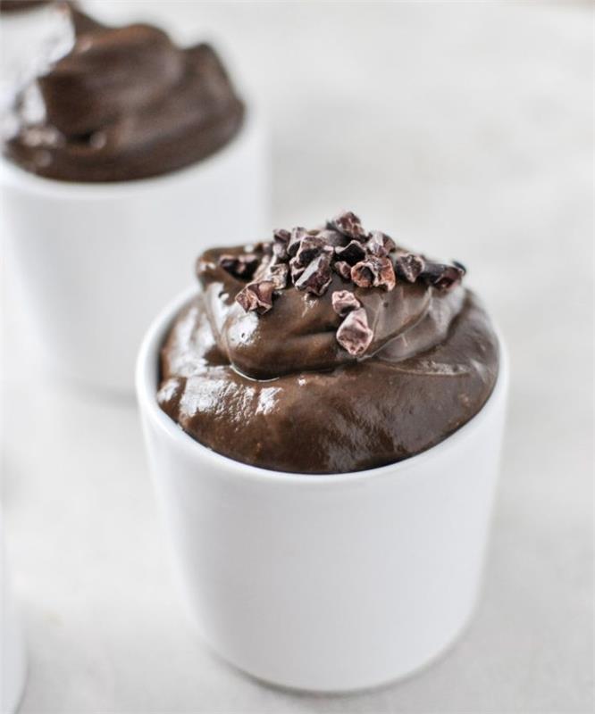 nápad na pudingový recept, vegánska čokoládová pena s avokádom a čokoládou, ozdobená kakaovými bôbmi