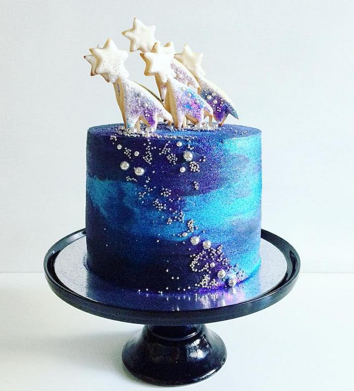 sušienky s bielou polevou na ozdobenie vrchu modrej a purpurovej polevy, ozdoba koláča s jedlými korálkami a perlami
