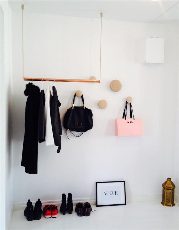 رف معطف DIY سريع وسهل في أنبوب نحاسي معلق على الحبال وغرفة نوم بيضاء وشماعات بالملابس وحقائب اليد المخزنة على الحائط