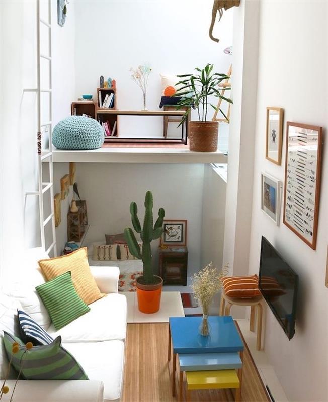 liten utrymme layout, hög läshörna, mycket litet vardagsrum med minisoffa och färgglada häckbord, mikro lägenhet deco