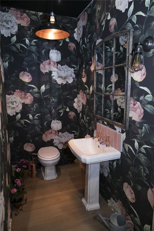 ako originálne ozdobiť toaletu, model toalety s tmavými stenami s kvetinovými potlačami a drevenou podlahou
