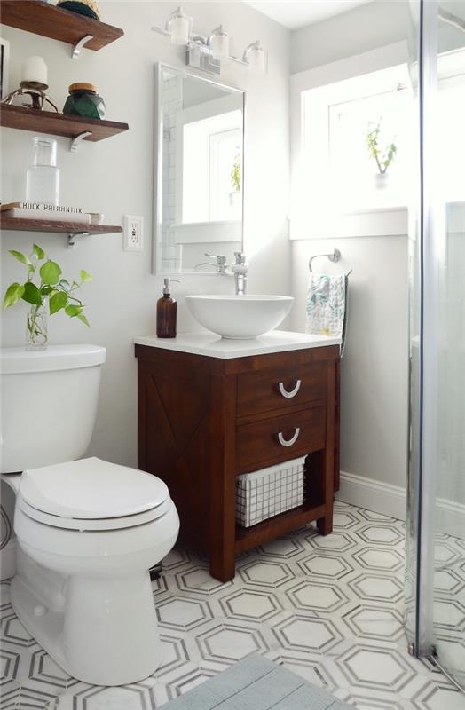 biela nástenná dekorácia toalety s nábytkom z tmavého dreva, príklad uloženia na stenu v policovej forme pre obmedzený priestor