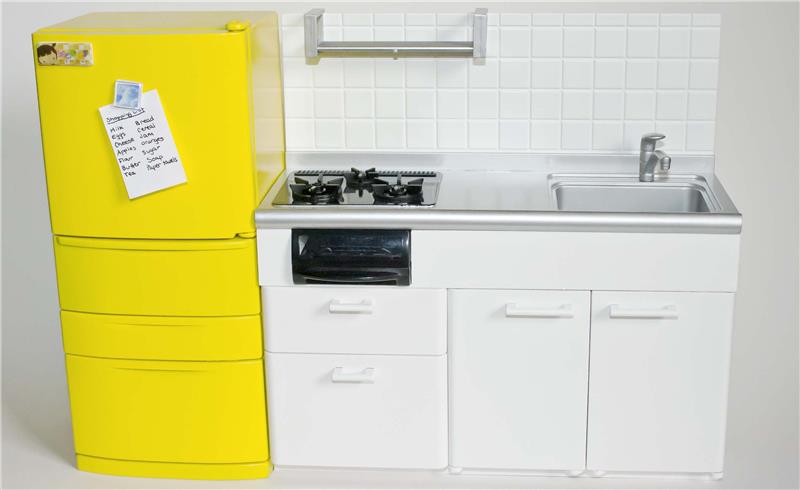 hur man målar om ett kylskåp, vitvaror, rent vitt kök med en gul accent