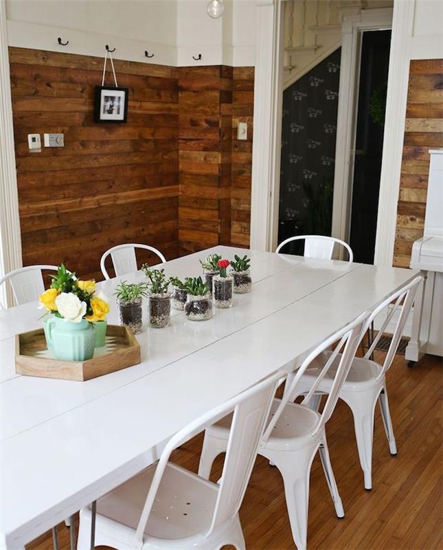 jedálenský stôl a stoličky prekreslené na bielo, stredobod deo kvetov, jedáleň s dreveným obkladom, projekt na prispôsobenie kusu nábytku