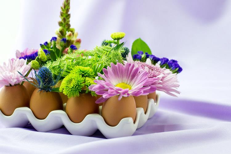 nápad, ako robiť kreatívnu činnosť, škrupiny z vajec sa zmenili na vázy s kvetmi, ľahká ručná činnosť