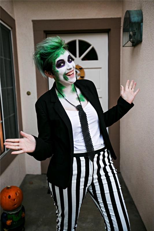 desivá beetlejuice maskovacia myšlienka pozostávajúca z čiernobielych pruhovaných nohavíc, čiernej bundy a kravaty, makeupu posväteného duchom