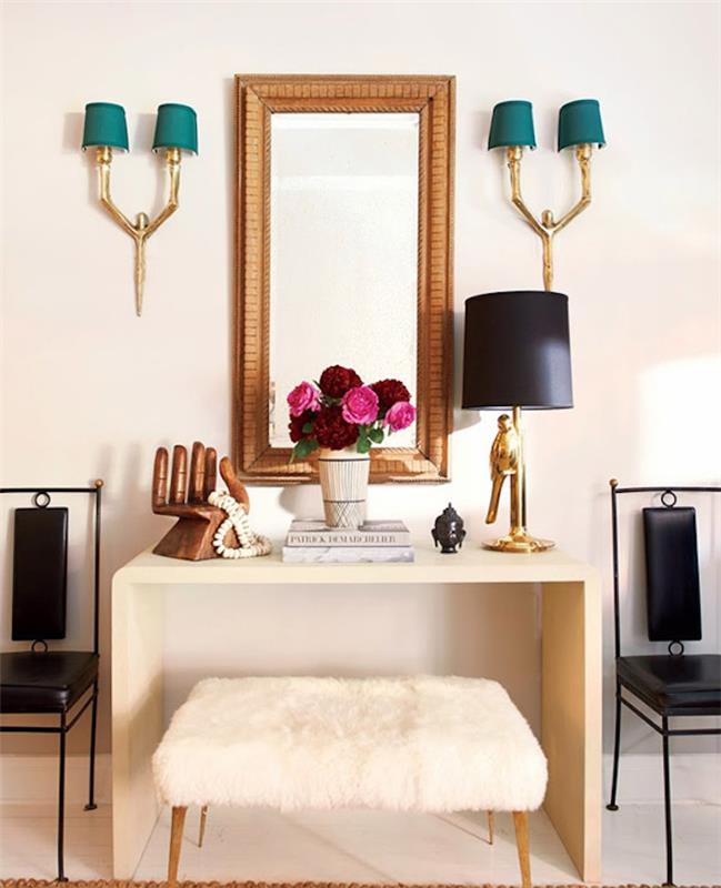 Akú farbu spojiť s púdrovo ružovou sivou a ružovou výzdobou obývačky štýlové zrkadlové drevo a bielu funkčnú výzdobu