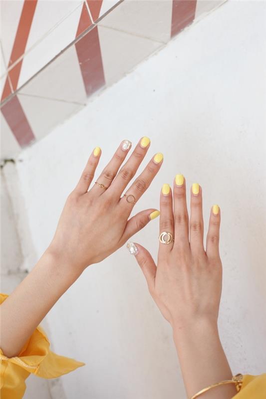 nápady na farbu nechtov manikúra krátke nechty pastelovo žltý lak nail art na jeden prst jarný trend
