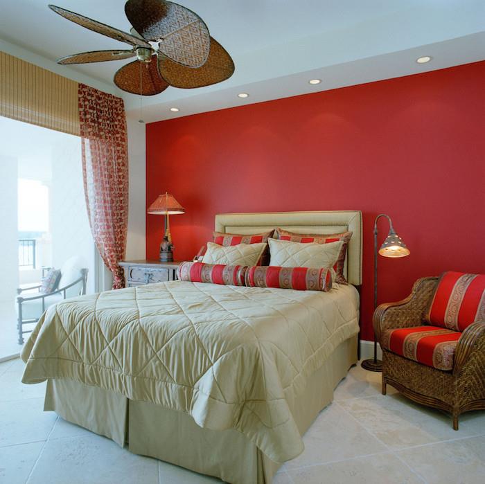 Koralovo červená farba na stenu v spálni a béžová posteľná bielizeň