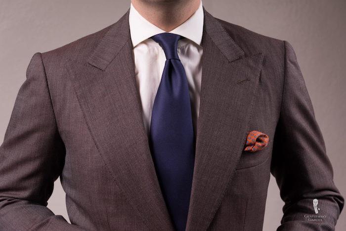 hur man gör en knut med marinblå siden slips modell och mörkgrå kostym