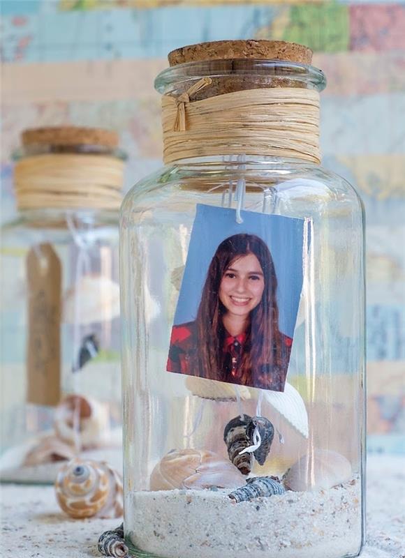 sovrumsinredningsidé, DIY sovrumsmodell, kustnära anda, bästa vänfoto i en glasburk, sand och snäckskal