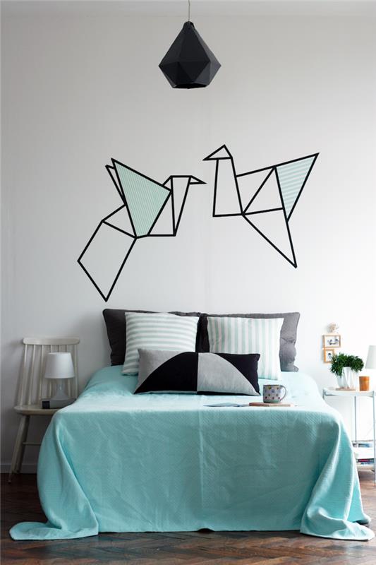 sovrumsinredning idé att göra själv, origamimönster skapat med maskeringstejpband, svart hängande ljus, blått, svart och grått sänglinne
