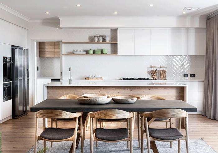 nápad na kuchyňu s ostrovčekovými stoličkami z dreva sivými krytmi jedálenský stôl otvorený plán kuchyňa biela a drevo