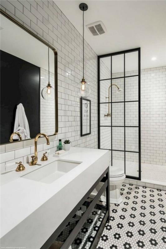 svartvitt badrum, verkstadsdörr, duschkabin, stort vitt handfat, stor rektangulär inramad spegel, glödlampa