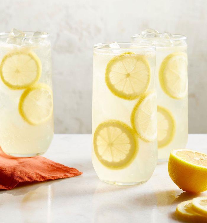 drink nápad na domáci vanilkový limonádový brunch s plátkami citrónu a cukrom