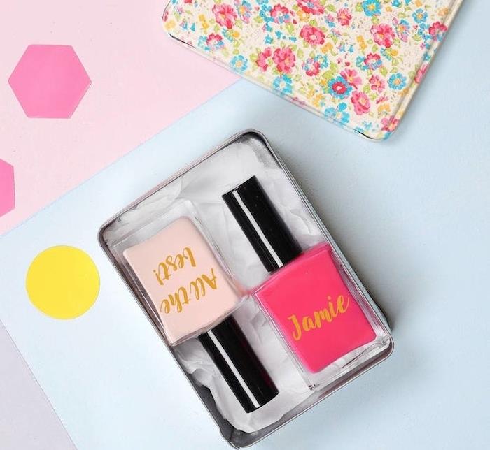 blommig låda med nagellack inuti, rosa färger, original vän eller syster present skönhet kit