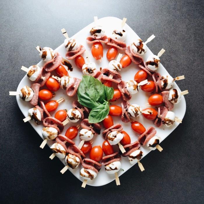 Jednoduchý vianočný aperitív špíz s klobásou, cherry paradajkami, mozzarellou a balzamikovým octom