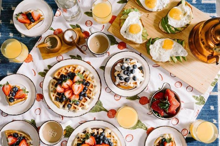 nápad na domáci brunch so sladkými pokrmmi z palaciniek, vaflí a cafe au lait