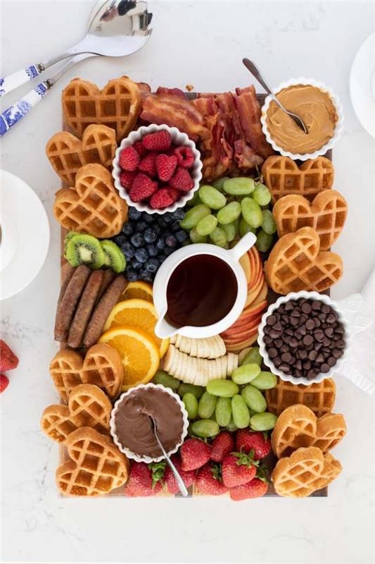nápad na sladký domáci brunch s waflami z arašidového masla s čokoládovým ovocím na tanieri