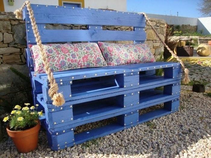 idé-av-pall-soffa-målad-lila-färg-lagd-på-grus-i-en-trädgård-shabby-chic-kuddar-blommönster
