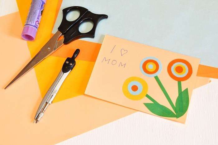 nápad na darček ku dňu matiek, papierové kvety na kúsku svetlo oranžového papiera, pohľadnica ku dňu matiek v materskej škole