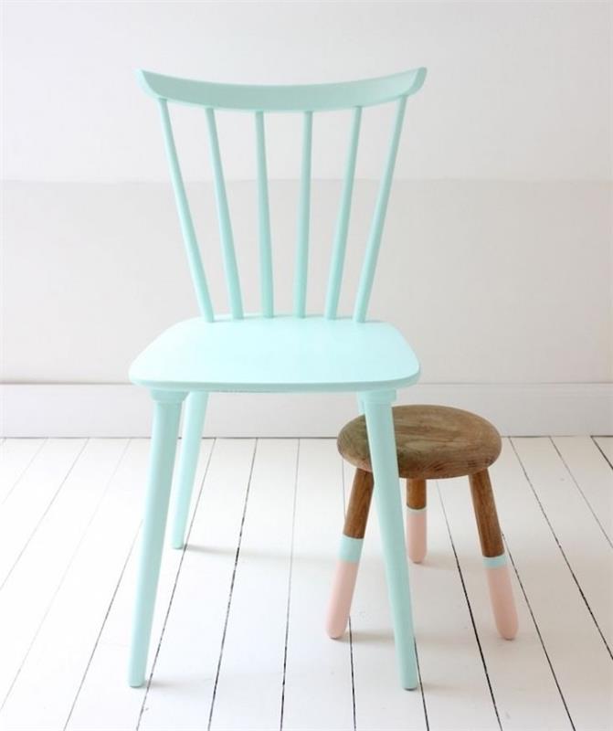 Vynovená stolička premaľovaná na modrú a drevená stolička s ružovými a modrými nohami, bielymi parketami, nábytkom na mieru