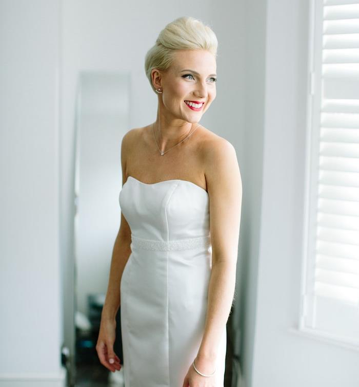 تصفيفة شعر زفاف بسيطة وسريعة مع حجم أعلى الشعر الملون في فستان زفاف أبيض بسيط ونظيف