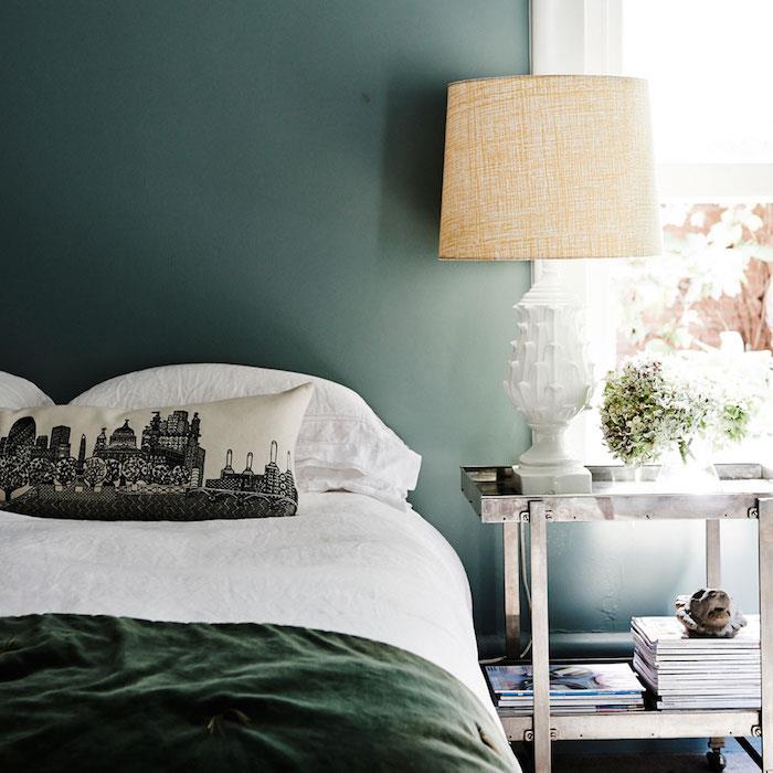 farba spálne pre dospelých, tmavozelená, biela a zelená posteľná bielizeň, vankúše s potlačou panorámy mesta, dizajnové kovové police
