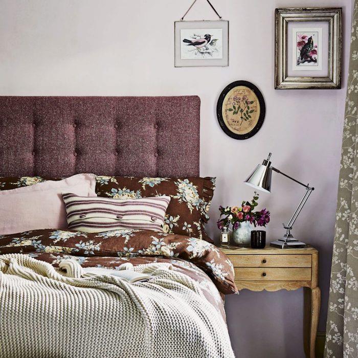 Nápad na výzdobu spálne pre dospelých, purpurová nástenná maľba v ružovej farbe, čalúnené čelo postele, posteľná bielizeň, hnedá s kvetinovými vzormi, svetlo šedá deka, nočný stolík z vintage dreva, dekorácia v čínskom štýle