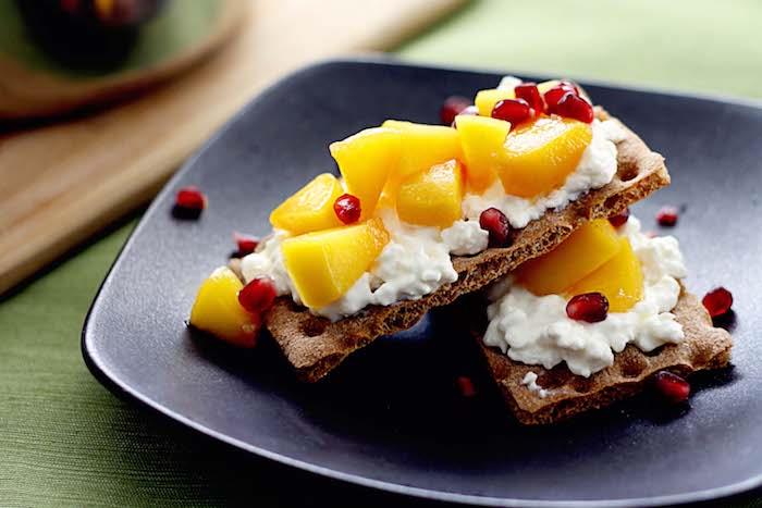 nápad na sušienky, celozrnné ricotta sušienky s plátkami ananásu a semienkami granátového jablka, zdravé občerstvenie