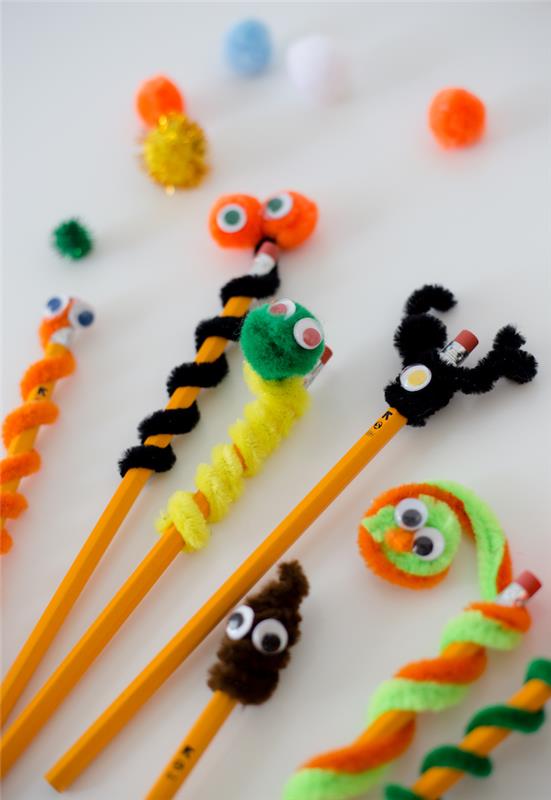 myšlienka personalizovaných ceruziek malých tvorov vo farebnom čističi rúrok a mobilnej materskej škole syeux manuálna aktivita späť do predškolského zariadenia