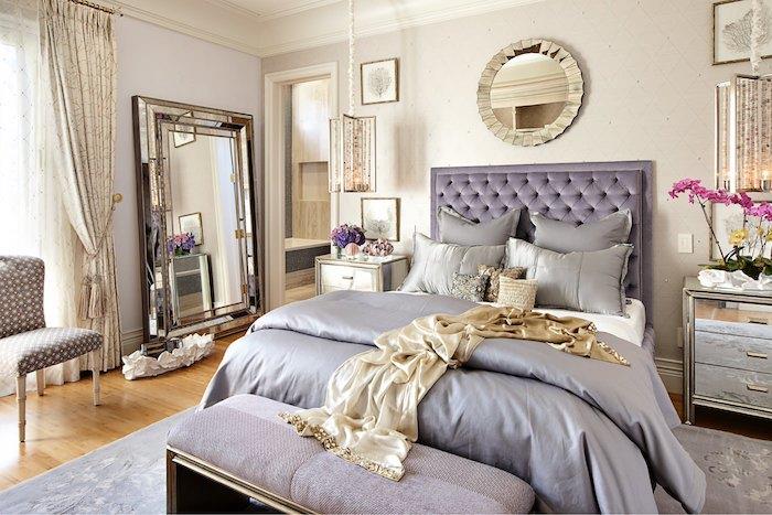 Výzdoba hlavnej spálne v barokovom štýle, ľanové čelo postele, sivá kovová komoda, veľké zrkadlo, svetlé parkety, dizajnové závesy