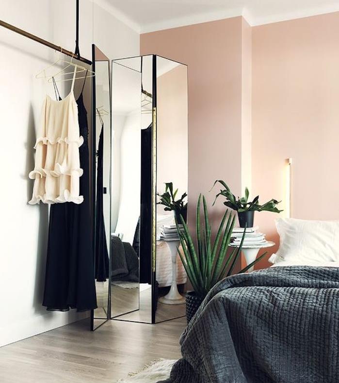 dospelý ženský nápad na výzdobu spálne, biele a ružové steny, sivobielu posteľnú bielizeň, sivé parkety, zrkadlové plátno