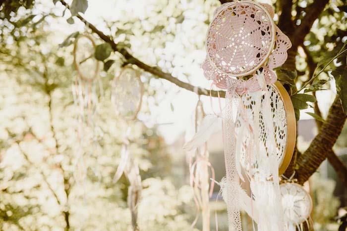 Šokujúci nápad na svadobnú výzdobu v boho štýle v obrovskom vyšívacom bubne snov a bielych a ružových obrúskoch