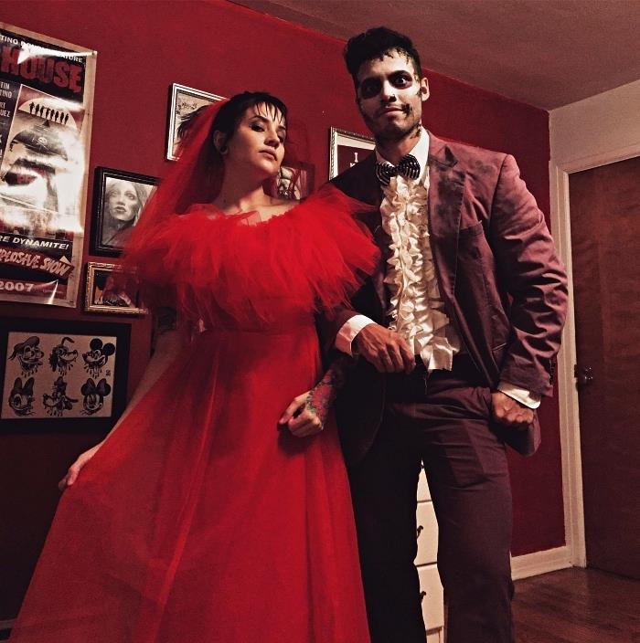 párový kostým na Halloween, lydia deetz v červených svadobných šatách a beetlejuice v retro obleku 80. rokov