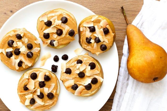 päron efterrätt idé päron kakor med jordnötssmör kokos och chokladflis