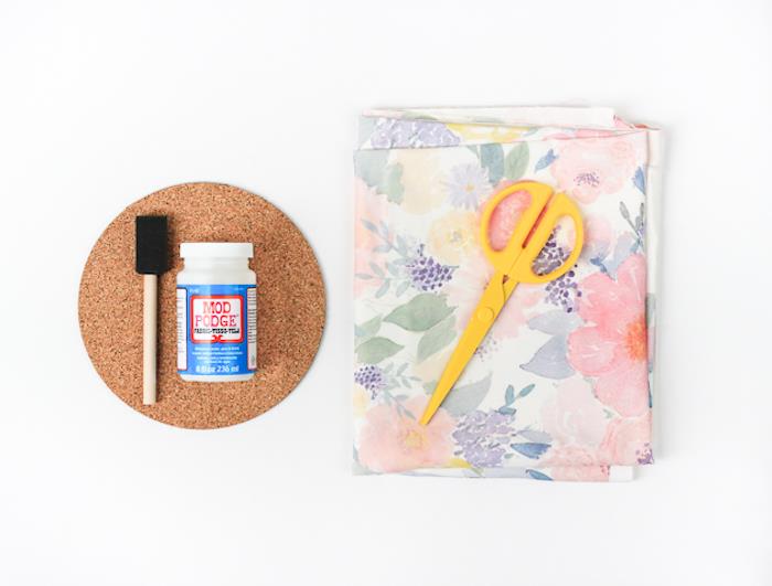 idé hur man dekorerar ditt rum, gör en musmatta, decoupage -teknik, pappersservett fast på en korkskiva