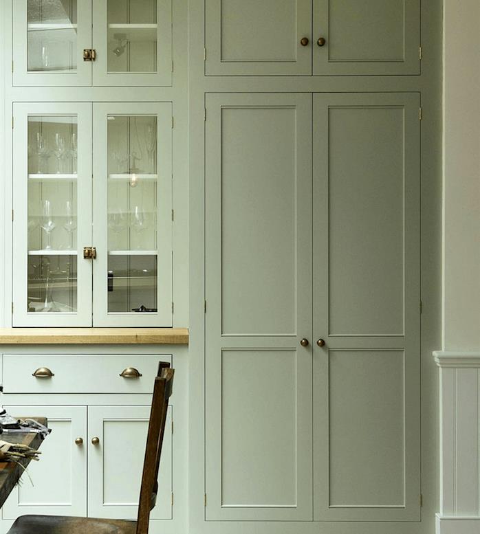 verdigrisová farba do kuchyne, predok vintage kuchyne, drevený stôl a stoličky, jednoduchý retro dizajn