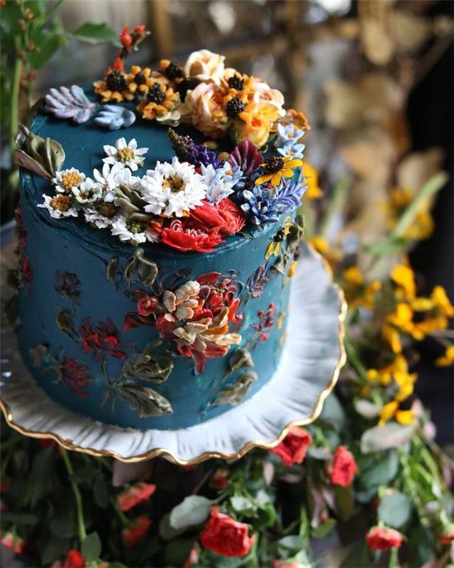 vacker enkel och original tårta med marinblå grädde och smörkrämblommadekoration, blomstertårta exempel