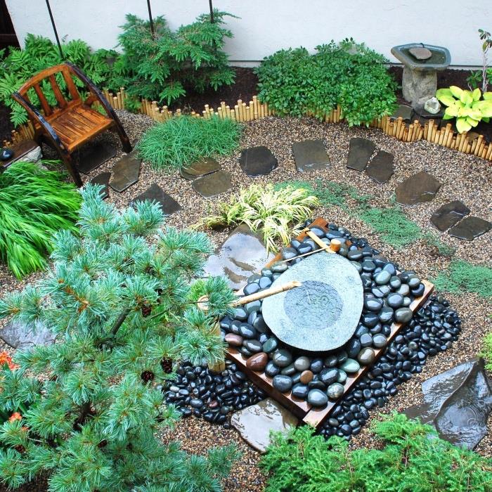 حديقة زن يابانية خارجية ، حصى ، أحجار ، مصدر مياه ، مسار حجري ، شجيرات وأشجار ، كرسي خشبي