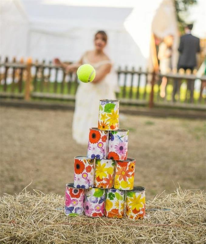 idé att organisera ett bröllopsspel med skräddarsydda plåtburkar med blommönster och tennisboll, rustik chic bröllopsidé