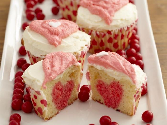ľahký a rýchly recept na vanilkový koláč s polevou z crème fraîche, nápad na romantický koláč so srdcovým prekvapením v strede