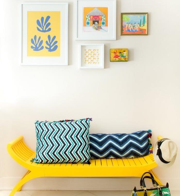 ako namaľovať žltý kus nábytku, lavicu na mieru a modro -čierne vankúše s geometrickými vzormi, ozdobné rámy na stenu